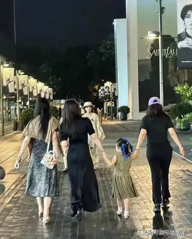 41岁朱珠生日路透，刘亦菲LV樱桃包抢镜，老公贴身牵娃反差萌 ?