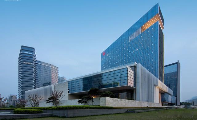 30年前跟同学同时收到offer，我选择华为一直干到21级，年薪500万