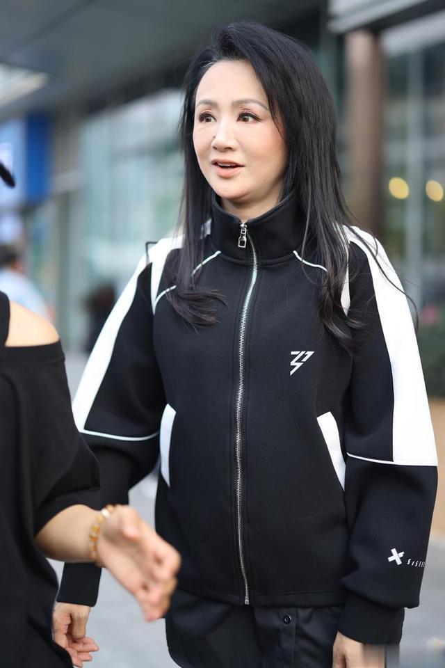 曹颖终于翻车！从“主持一姐”到遭全网辱骂，她到底做了些什么