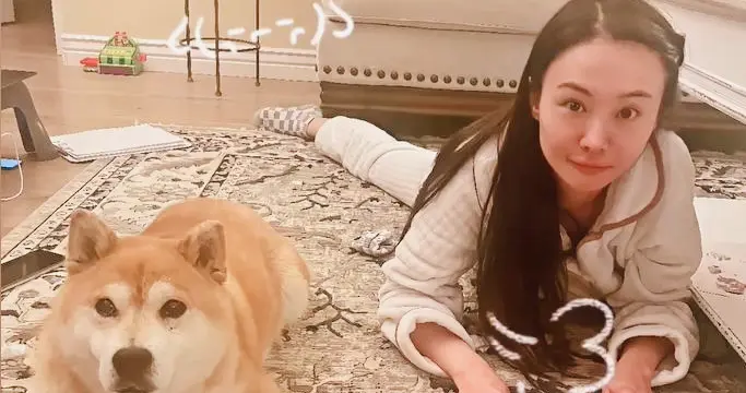 郑爽近照曝光，35岁医美过度老得让人认不出！和一对子女相处融洽