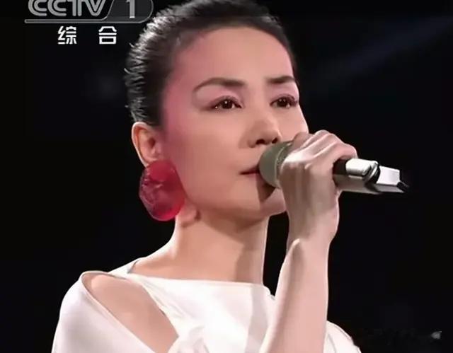 王菲春晚含泪“绝唱”，深深一躬，道尽随性人生之大彻大悟！