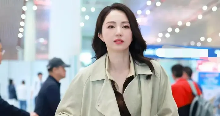 董璇的中年穿搭真时髦！短款风衣+针织衫+牛仔裤，减龄又洋气！