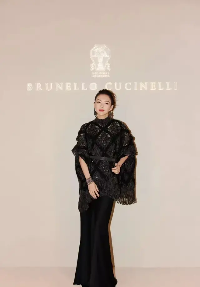 章子怡亮相上海大秀美的太突出 ！侧脸秒杀，像霸气女王高贵冷艳