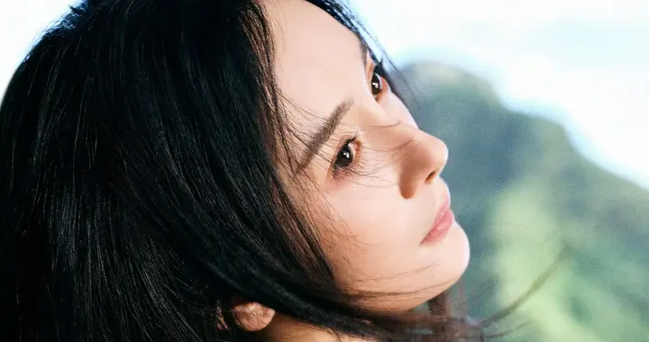 杨幂大道至简，简单的衣服也这么好看