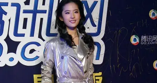 刘亦菲银色裙子好亮