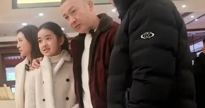 偶遇聂远，法令纹好深看着比电视上老10岁，11岁大女儿已赚钱养家