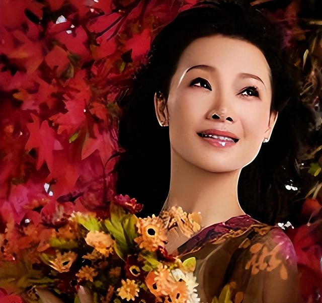 破·局|她被誉为军中花仙子，连续15年上春晚，男友患癌离世，52岁仍单身