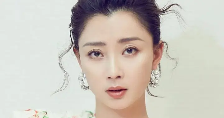 演员殷桃：碎花裙诠释别样风情