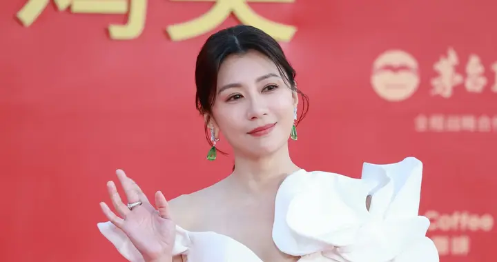 贾静雯亮相第38届金鸡奖红毯白色不对称礼服优雅大气气质温婉明艳