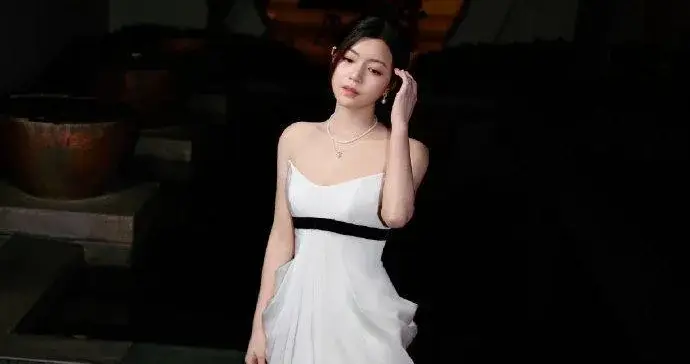 42岁陈妍希惊艳乌镇戏剧节！白裙搭白色西装，又纯又美像24岁！