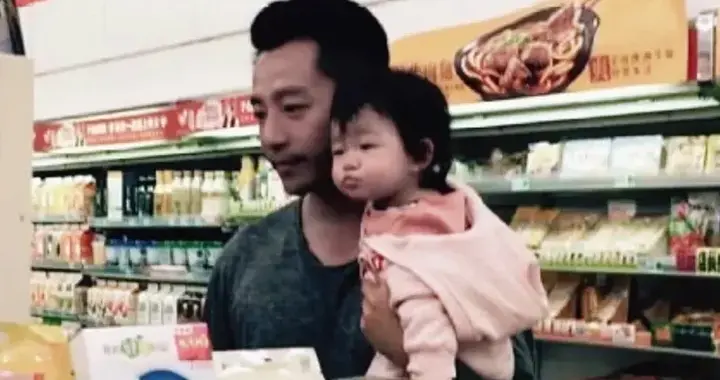 汪小菲凌晨1点更新动态，晒四张照片，最后一张跟大S有关，引热议