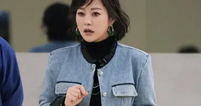 郝蕾换了微卷短发年轻25岁！穿短外套+高领衫+小白裤，时髦又减龄