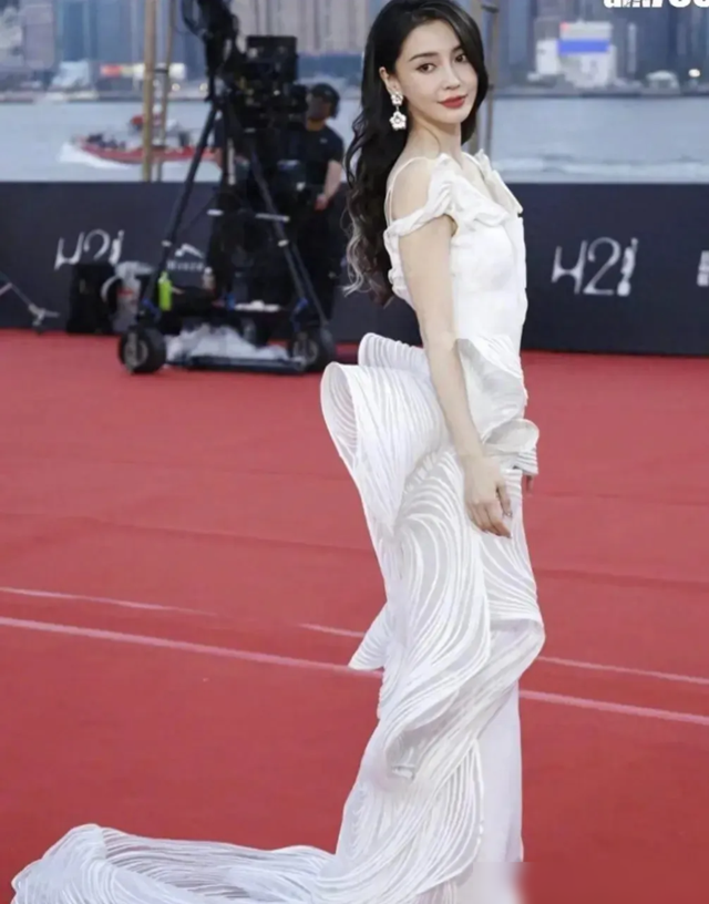 35岁杨颖穿搭翻车！一袭白色高定裙上面撑不起来，下面还显小肚子