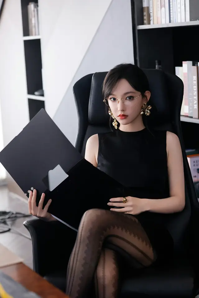 程潇金色眼镜，大长腿 网友：妈妈