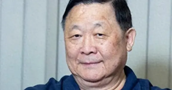 出轨保姆、逼死原配！如今77岁的他独居20年，四女一子无人管