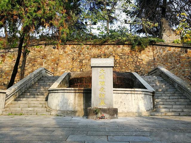 武汉长江大桥|武汉长江大桥下，居然埋葬着一位皇帝，现今却无人祭拜荒草丛生 ！