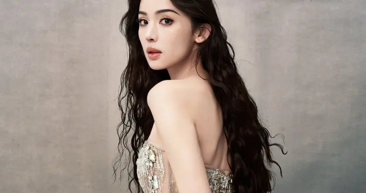 古力娜扎八月加罗花之缪斯封面照，贴近自然感受相依相生的真实