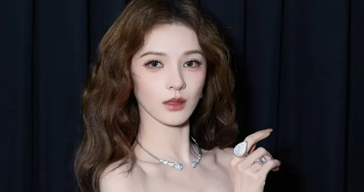 张予曦性感蕾丝抹胸礼服