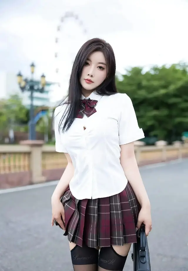 杨晨晨，在众人的目光交织下，你无畏地展现着独特的魅力。