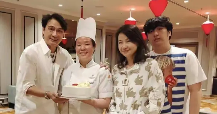 吴镇宇17岁儿子近照曝光，长发卷曲身材圆润，与父母团拜全场最高