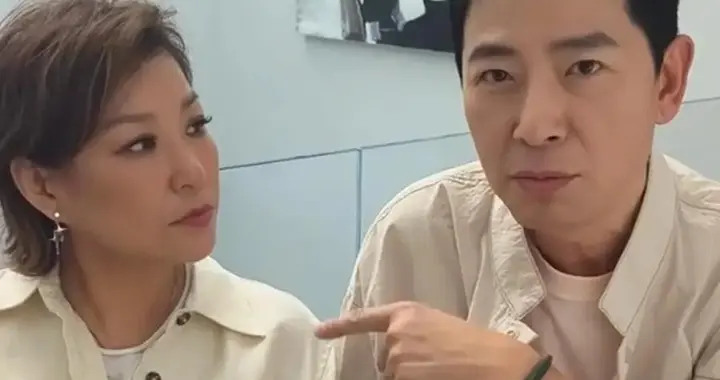 56岁李静飞清迈陪戴军过年，两个人手拉手散步，相处很像夫妻