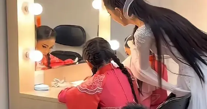 佟丽娅这么美的女明星都要给孩子听写生字，真接地气 ???