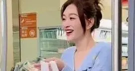 网友偶遇50岁李小冉逛超市，肤白貌美大长腿，真人比电视上更好看