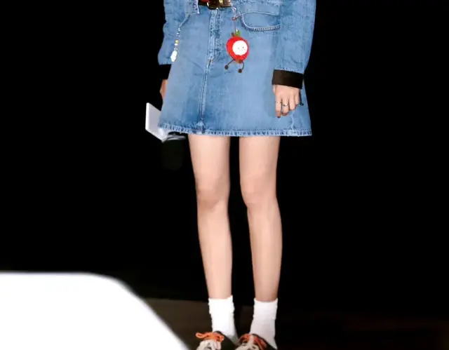 庄达菲今日路演现场牛仔短裙穿搭，美腿很迷人