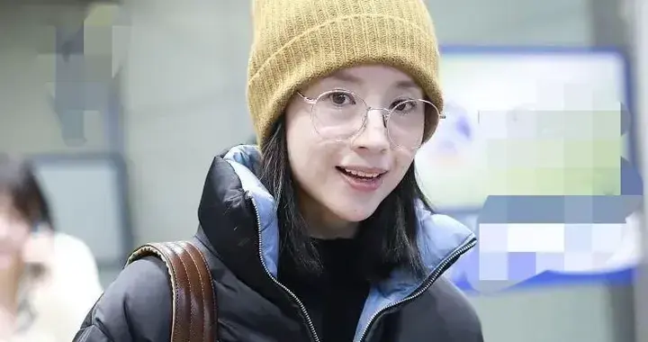 董洁不愧是穿搭高手！短款羽绒服+黑色毛衣+牛仔裤 时髦减龄又洋气