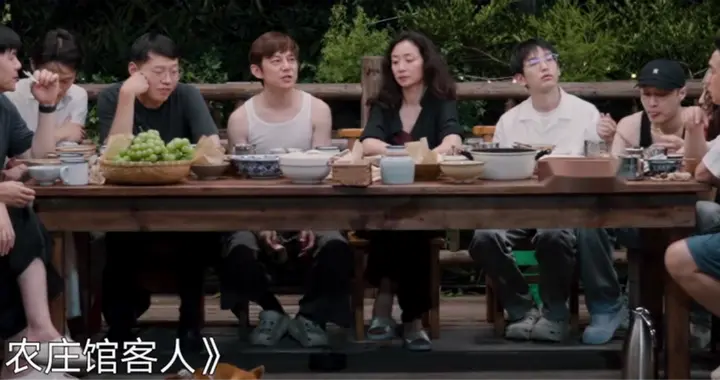 《向往8》何炅惨成背景板，黄磊“旷工”，节目被两个外人抢风头