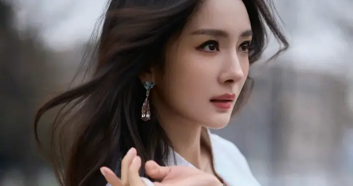 杨幂白裙超甜美