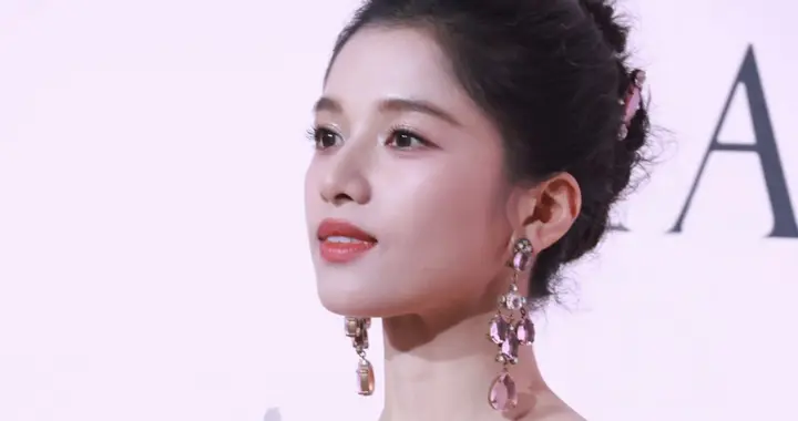 白裙女神张婧仪 今日线下品牌活动现场。