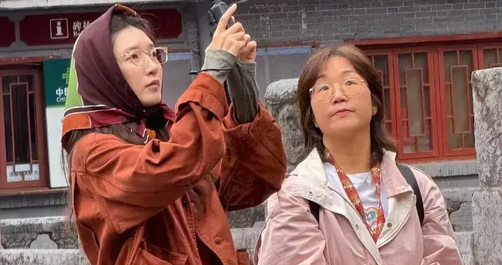 39岁江疏影在西安旅游被偶遇，她穿着防水外套，素颜看起来好老