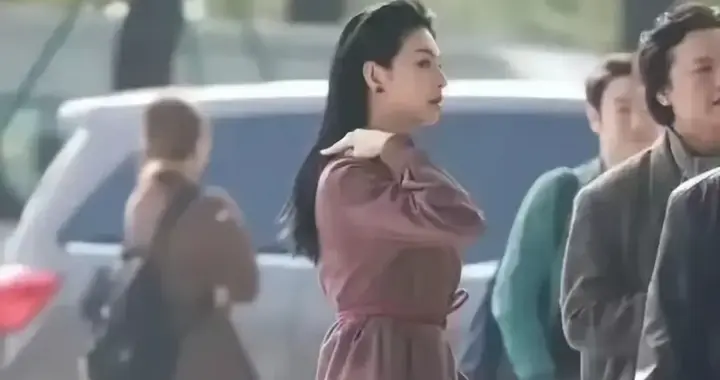 怪不得宁静说张雨绮浑身散发着肉香，这样一看果然如此。