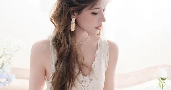 张予曦纯白蕾丝连衣裙，女神降临