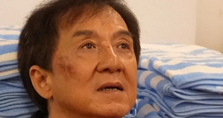 成龙半夜翻看手机监控，看到72岁林凤娇驼着背叠衣，当场红了眼眶