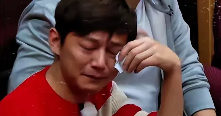 51岁何炅现状惹人心疼！无儿无女独居生活，收礼风波后形象崩塌