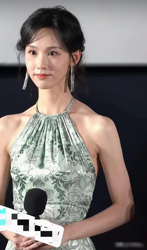 陈都灵排骨胸配金刚肩！网友吵疯：这身材是美学还是畸形？