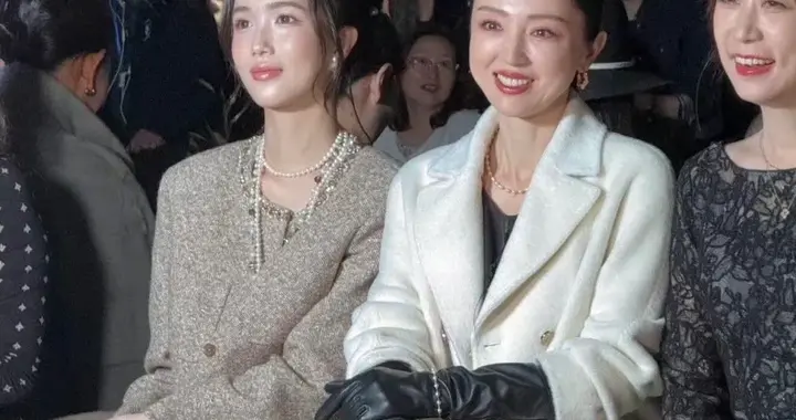 董璇看秀时被偶遇的画面，她穿搭的好nice啊