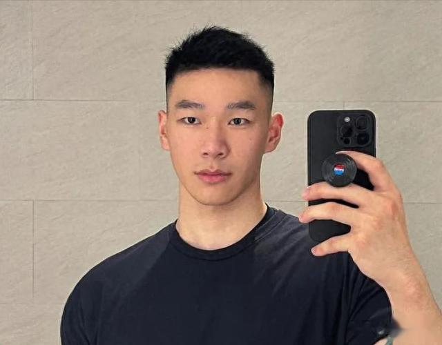 发型 男生除了“边铲前刺”发型，还可以剪这3款短发，干净帅气