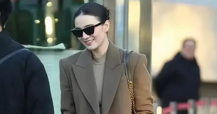 宋佳穿出了80后女性想要的高级感！棕色大衣+阔腿裤，简约又时髦
