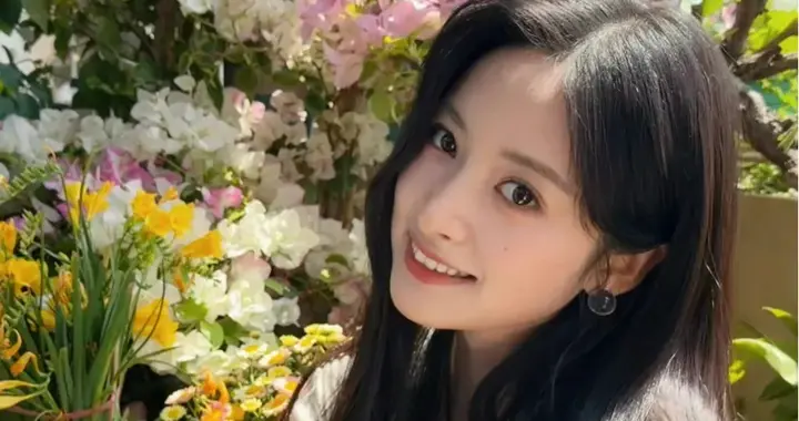 沈月，花下美人！