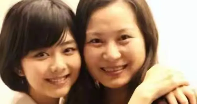 母亲离世多年后，35岁的国民闺女谭松韵，早已走上的另一条道路