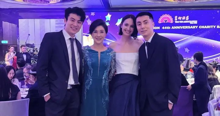 59岁港姐携两个儿子亮相，乌克兰儿媳妇罕露脸，名模身材五官立体
