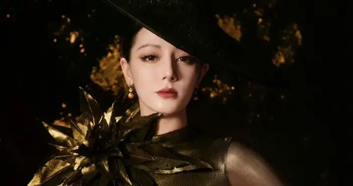 迪丽热巴一出手就是“王炸”，穿金色鱼尾礼服亮相W盛典，太吸睛