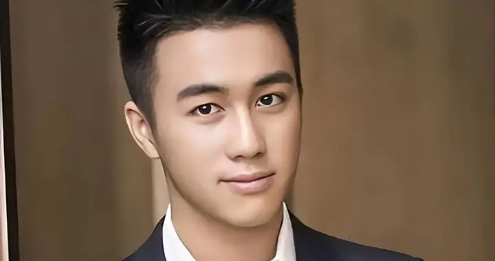 出轨风波持续发酵，“一言不发”的何猷君，终不再顾及所谓的体面