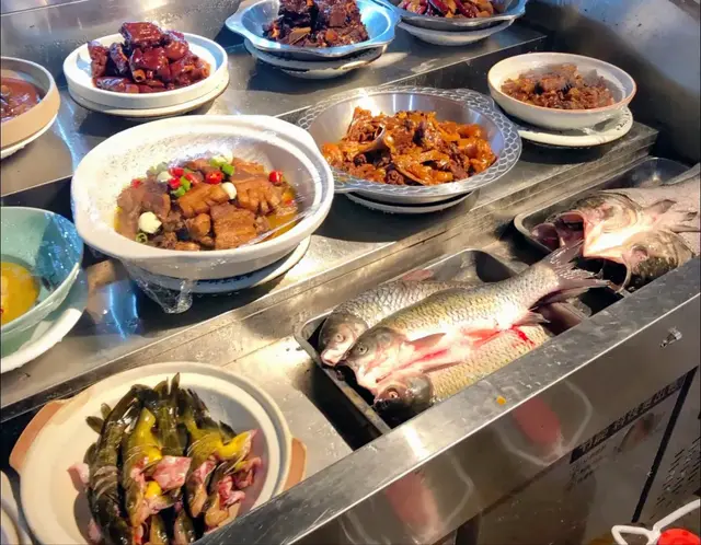 曝光武汉天价土菜馆，鱼烧的漆黑，大中午热死还排队，你说气人不