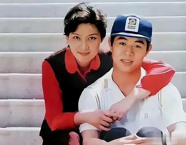 80 年代，李连杰和潘虹合影。那时的李连杰英俊帅气，潘虹冷艳迷人