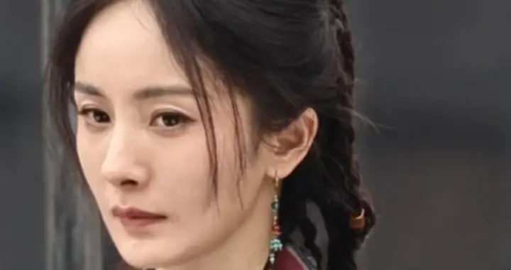 不会演少女就别乱演！杨幂路透脸肿沧桑嘴瘪背驼，没播就差评一片
