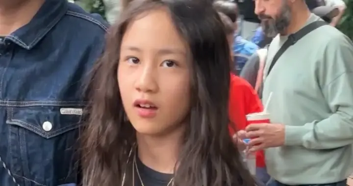 孙莉带子女逛环球影城，12岁黄少艾太像黄磊，辣妹风打扮星范十足